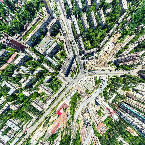 Uitzicht op de stad vanuit de lucht met kruispunten en wegen, huizen, gebouwen, parken en parkeerplaatsen. Zonnige zomer panoramisch beeld — Stockfoto