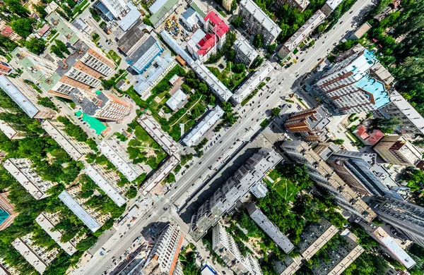 Vista aérea da cidade com encruzilhada e estradas, casas, edifícios, parques e estacionamentos. Verão ensolarado imagem panorâmica — Fotografia de Stock