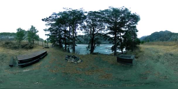 VR di un bellissimo fiume di montagna nel tardo autunno. Parco nazionale, prato, riva del fiume nel giorno coperto. — Video Stock