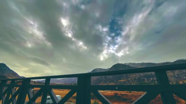 Timelapse του ξύλινου φράχτη στην ψηλή βεράντα στο ορεινό τοπίο με σύννεφα. Οριζόντια κίνηση κύλισης — Αρχείο Βίντεο