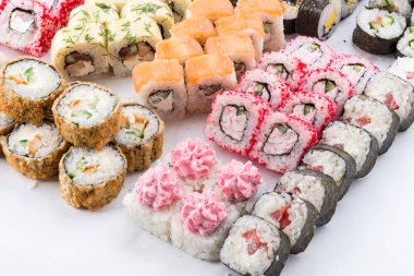 Japon Gıda Restoran, sushi maki gunkan rulo levha veya plakalı ayarlayın. Sushi seti ve kompozisyon
