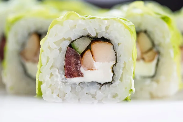 Restaurante de comida japonesa, prato de sushi maki gunkan roll ou platter set. Conjunto de sushi e composição — Fotografia de Stock