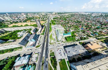 Kesişen yollar, evler, binalar, parklar ve otoparklar olan havacılık şehri manzarası. Güneşli yaz panoramik resmi