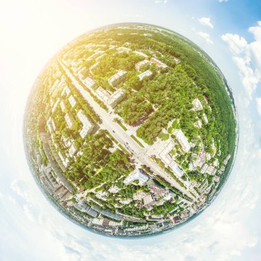 Kesişen yollar, evler, binalar, parklar ve otoparklar olan havacılık şehri manzarası. Güneşli yaz panoramik resmi