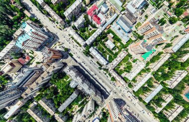 Kesişen yollar, evler, binalar, parklar ve otoparklar olan havacılık şehri manzarası. Güneşli yaz panoramik resmi