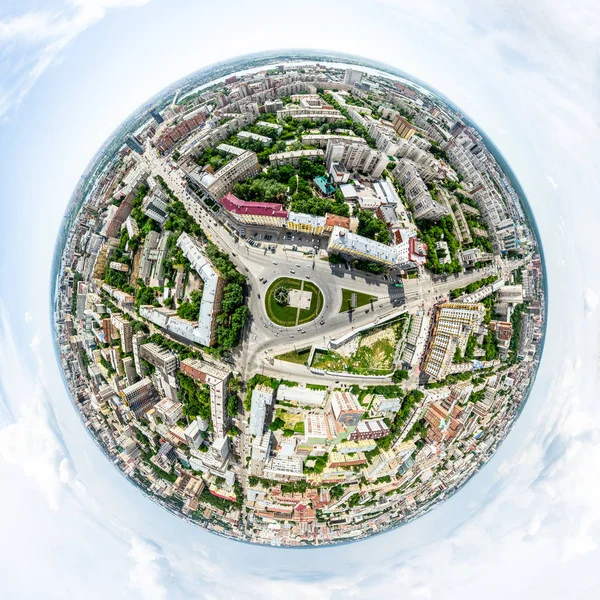 Vista aérea de la ciudad con encrucijadas y caminos, casas, edificios, parques y estacionamientos. Imagen panorámica soleada de verano —  Fotos de Stock