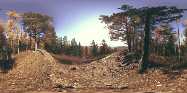 Realidad virtual de 4K 360 VR de una hermosa escena de montaña en otoño. Montañas rusas salvajes . — Vídeo de stock