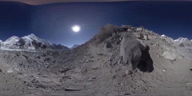 Khumbu Buzulu 'ndaki Everest Üssü' nün 360. Khumbu Vadisi, Sagarmatha Ulusal Parkı, Himalayalar 'ın Nepal' i. Gorak Shep yakınlarındaki EBC rotası.