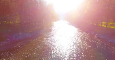 Güneşli yaz sabahı, taze ve temiz dağ nehir üzerinde orta hava uçuş