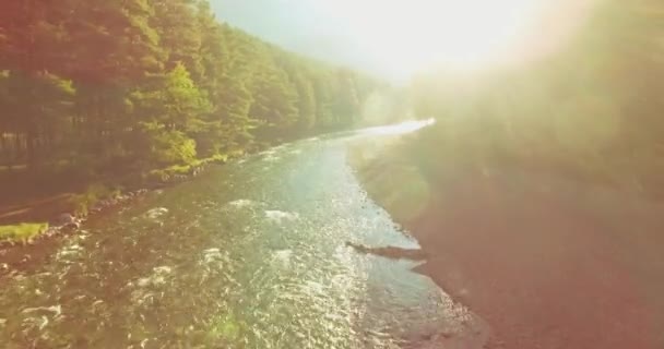 Vuelo en medio del aire sobre un río de montaña fresco y limpio en la soleada mañana de verano — Vídeos de Stock