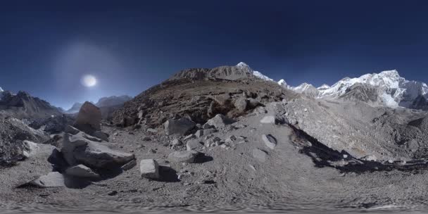 360 vr do acampamento base do Everest no glaciar Khumbu. Vale do Khumbu, parque nacional de Sagarmatha, Nepal dos Himalaias. Via de via EBC perto de Gorak Shep. — Vídeo de Stock