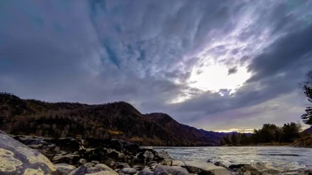 Tiro de lapso de tiempo de un río cerca del bosque de montaña. Grandes rocas y veladas de nubes rápidas. Movimiento deslizante horizontal — Vídeo de stock