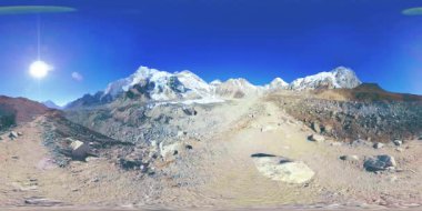 Khumbu Buzulu 'ndaki Everest Üssü' nün 360. Khumbu Vadisi, Sagarmatha Ulusal Parkı, Himalayalar 'ın Nepal' i. Gorak Shep yakınlarındaki EBC rotası.