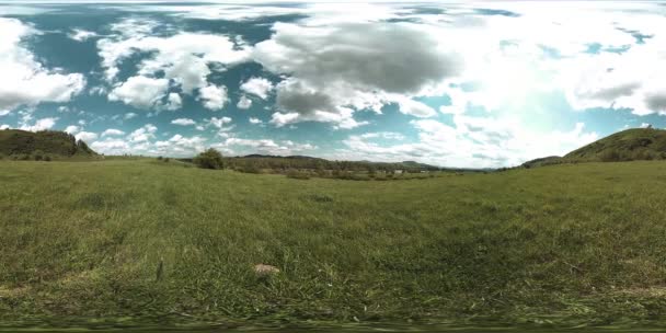 一个美丽的山地草甸的360 VR在夏天或秋天经过。云彩、绿草和太阳光. — 图库视频影像