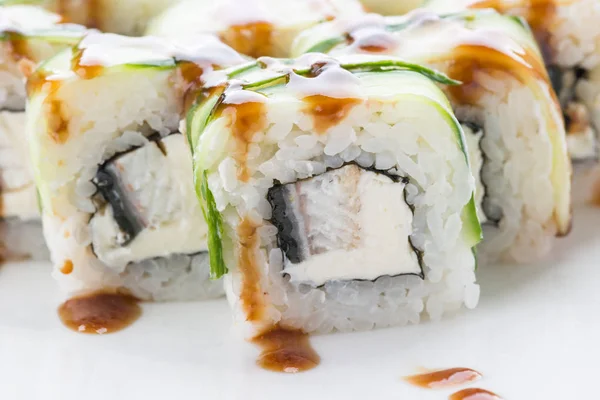 Restaurante de comida japonesa, prato de sushi maki gunkan roll ou platter set. Conjunto de sushi e composição — Fotografia de Stock