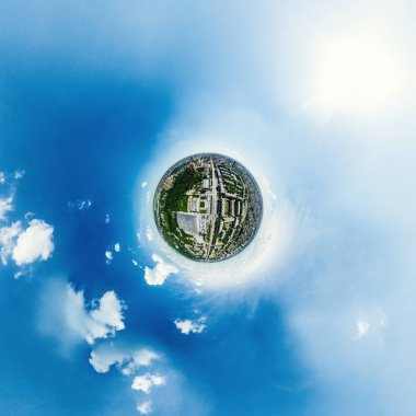 Kesişen yollar, evler, binalar, parklar ve otoparklar olan havacılık şehri manzarası. Güneşli yaz panoramik resmi