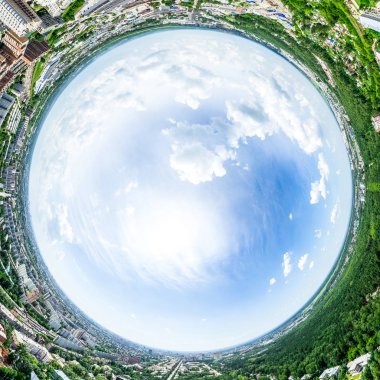 Kesişen yollar, evler, binalar, parklar ve otoparklar olan havacılık şehri manzarası. Güneşli yaz panoramik resmi