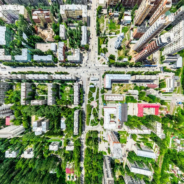 Luftaufnahme der Stadt mit Kreuzungen und Straßen, Häusern, Gebäuden, Parks und Parkplätzen. Sonniges Sommerpanorama — Stockfoto