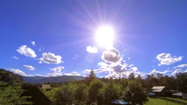 Fjällbyns timelapse på sommaren eller hösten. Vild asiatisk natur och landsbygd. — Stockvideo