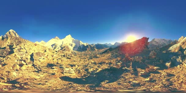 360 vr panoramisch uitzicht op zonsondergang over Kala Patthar. Mount Everest en Khumbu vallei, Nepal van de Himalaya. Schapen van Gorak — Stockvideo