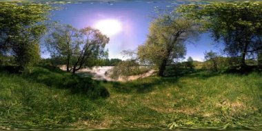 UHD 4K 360 VR Bir nehrin Sanal Gerçekliği güzel dağ ormanlarında kayaların üzerinden akıyor