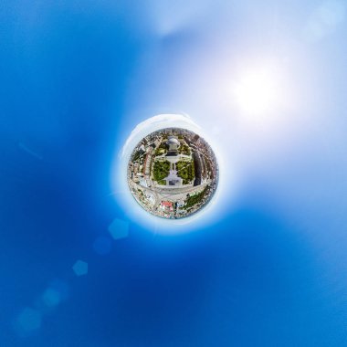 Yolları, evleri ve binaları olan havacılık şehri manzarası.