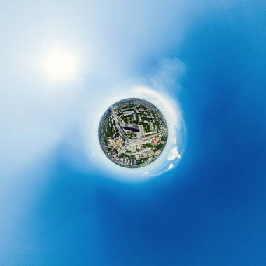 Kesişen yollar, evler, binalar, parklar ve otoparklar olan havacılık şehri manzarası. Güneşli yaz panoramik resmi