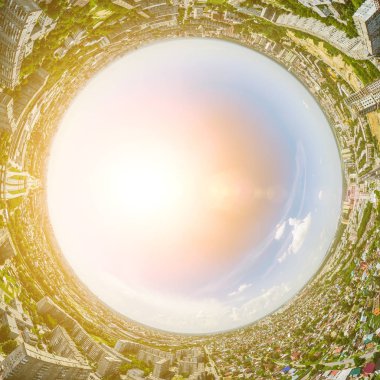 Kesişen yollar, evler, binalar, parklar ve otoparklar olan havacılık şehri manzarası. Güneşli yaz panoramik resmi