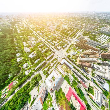 Kesişen yollar, evler, binalar, parklar ve otoparklar olan havacılık şehri manzarası. Güneşli yaz panoramik resmi