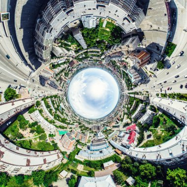 Kesişen yollar, evler, binalar, parklar ve otoparklar olan havacılık şehri manzarası. Güneşli yaz panoramik resmi