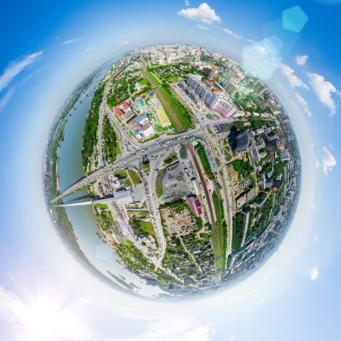 Kesişen yollar ve yollar olan havacılık şehri manzarası, binalar. Helikopter vuruldu. Panoramik resim.