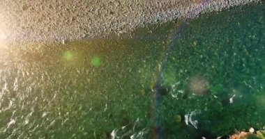 Güneşli yaz sabahında kayalarla birlikte taze, hızlı dağ nehri üzerinde alçak irtifa uçuşu..