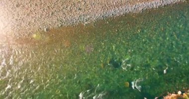 Güneşli yaz sabahında kayalarla birlikte taze, hızlı dağ nehri üzerinde alçak irtifa uçuşu..