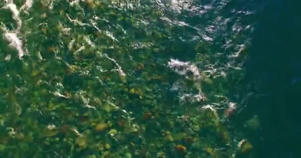 Vuelo de baja altitud sobre el río fresco de montaña rápida con rocas en la soleada mañana de verano. — Vídeo de stock