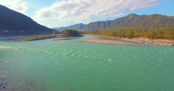 Tiefflug über frischen schnellen Gebirgsfluss mit Felsen an sonnigem Sommermorgen. — Stockvideo