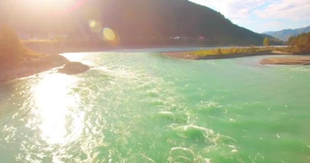 Volo a bassa quota sul fresco fiume di montagna veloce con rocce al soleggiato mattino d'estate. — Video Stock