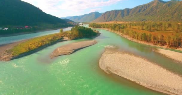 Voo de baixa altitude sobre o rio de montanha rápido fresco com rochas na manhã de verão ensolarada. — Vídeo de Stock