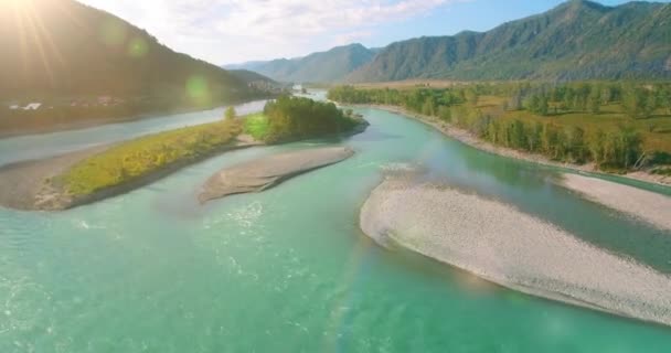 Політ на низькій висоті над прісною гірською річкою з камінням в сонячний літній ранок . — стокове відео