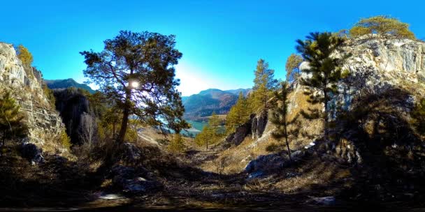 VR horské scény na podzimní sluneční čas. Divoké hory, borovice a obrovské skály. — Stock video