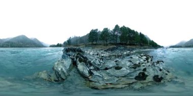 Sonbaharın sonlarında güzel bir dağ nehrinin görüntüsü. Ulusal park, çayır, bulutlu bir günde nehir kıyısı.