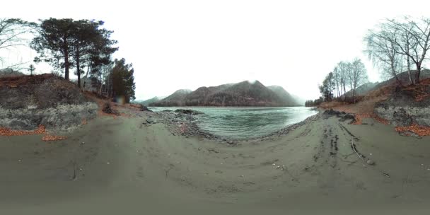 가을늦게 아름다운 산의 강에 관한 VR 영상입니다. 흐린 날의 국립 공원, 초원, 강둑. — 비디오