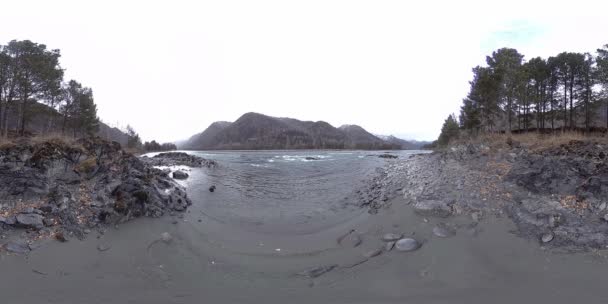 VR de um belo rio de montanha no final do outono. Parque nacional, prado, margem do rio no dia nublado. — Vídeo de Stock