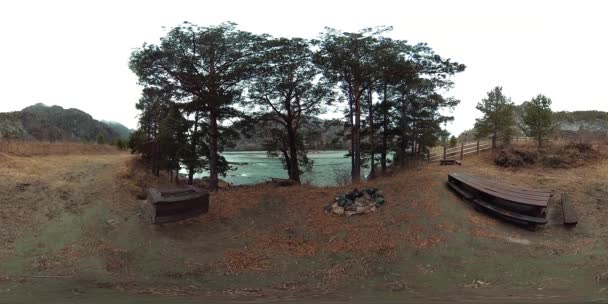 VR de un hermoso río de montaña a finales de otoño. Parque nacional, prado, ribera del río en día nublado. — Vídeo de stock