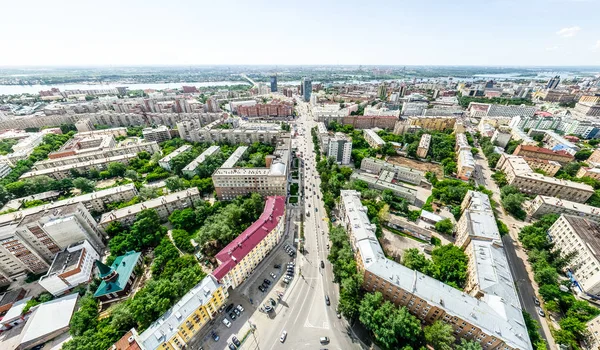 Widok z lotu ptaka na skrzyżowanie dróg i dróg, domy, budynki, parki i parkingi. Słoneczny letni panoramiczny obraz — Zdjęcie stockowe