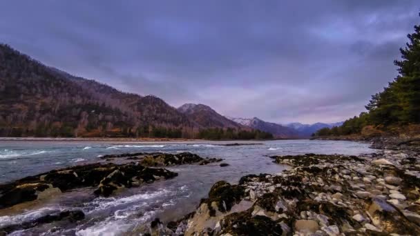 Plan temporel d'une rivière près de la forêt de montagne. D'énormes rochers et des nuages rapides se déplacent. — Video