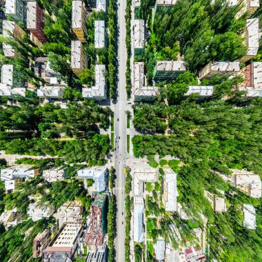 Kesişen yollar, evler, binalar, parklar ve otoparklar olan havacılık şehri manzarası. Güneşli yaz panoramik resmi