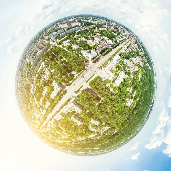 Vista aérea da cidade com encruzilhada e estradas, casas, edifícios, parques e estacionamentos. Verão ensolarado imagem panorâmica — Fotografia de Stock