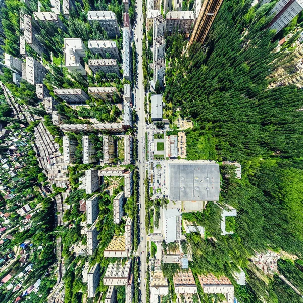 Vista aérea de la ciudad con encrucijadas y caminos, casas, edificios, parques y estacionamientos. Imagen panorámica soleada de verano — Foto de Stock