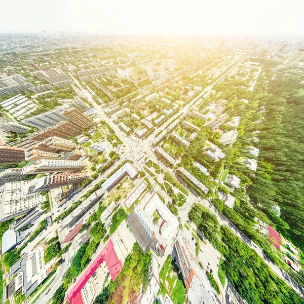 Vista aérea de la ciudad con encrucijadas y caminos, casas, edificios, parques y estacionamientos. Imagen panorámica soleada de verano — Foto de Stock