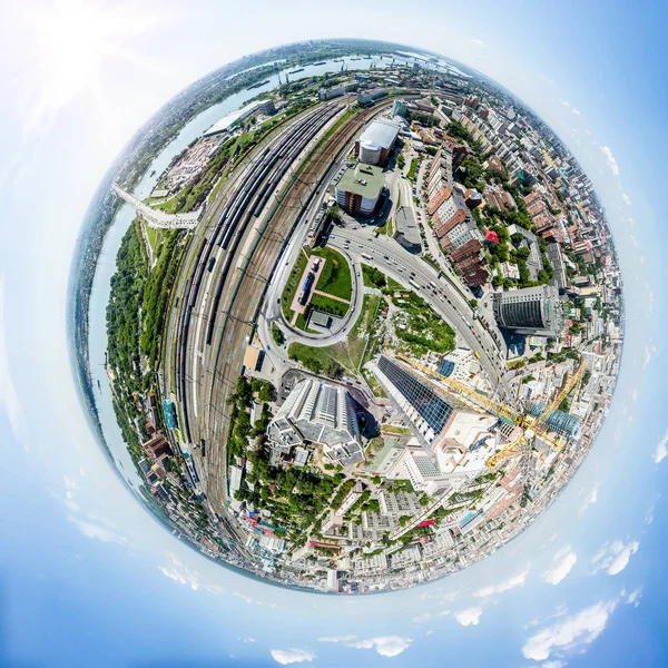 Uitzicht op de stad vanuit de lucht met wegen, huizen en gebouwen. — Stockfoto